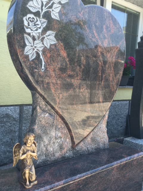 Großer Granit-Grabstein in Herzform mit eingravierten Rosen und Engelsfigur