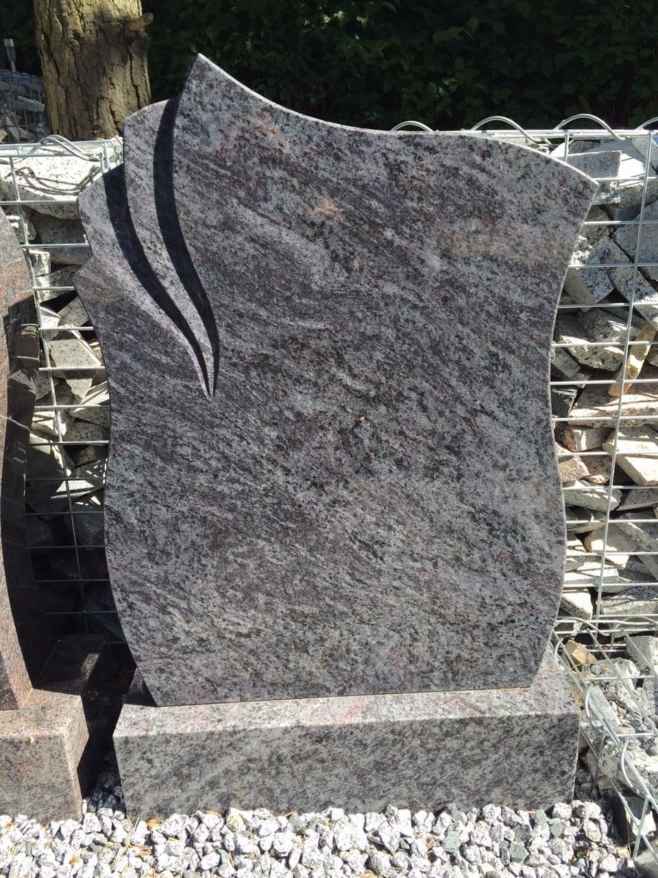 Bläulich-grauer Granit-Grabstein mit dynamischem Wellen-Ornament