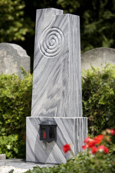 Granit-Grabstein mit Spiralornament und eingebauter Grablaterne aus Edelstahl