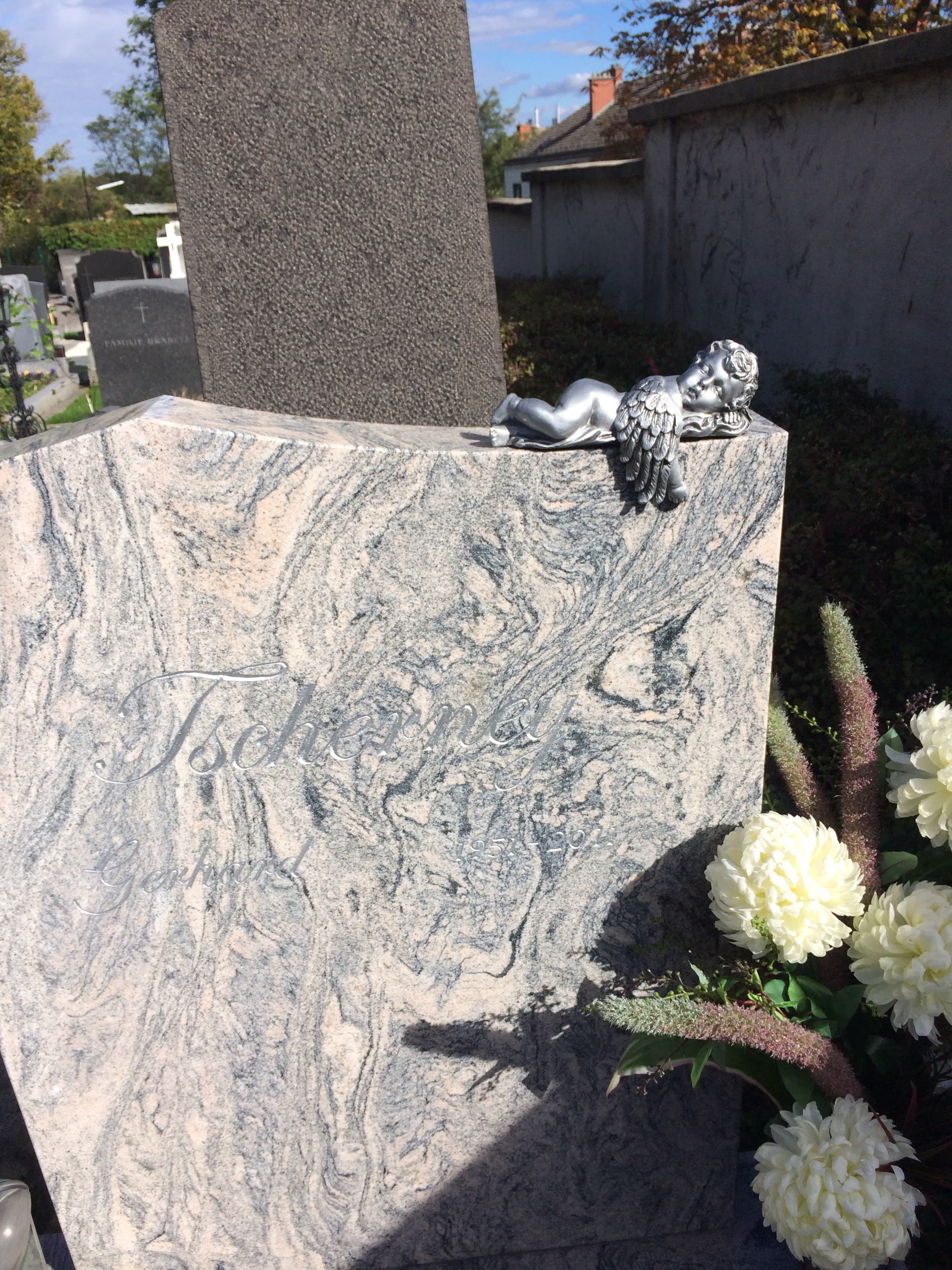 Heller Granit-Grabstein mit silbernem schlafendem Engel