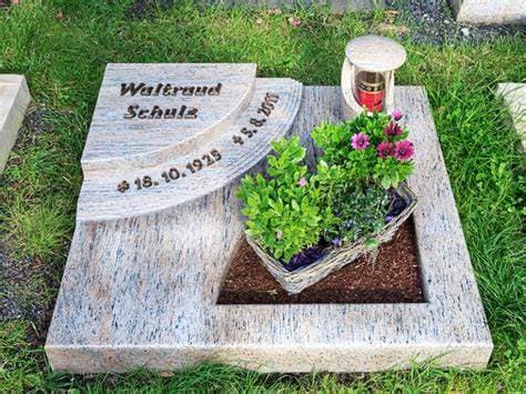 Kleine helle Granit-Urnen-Grabanlage „Waltraud Schulz" mit Pflanzkasette